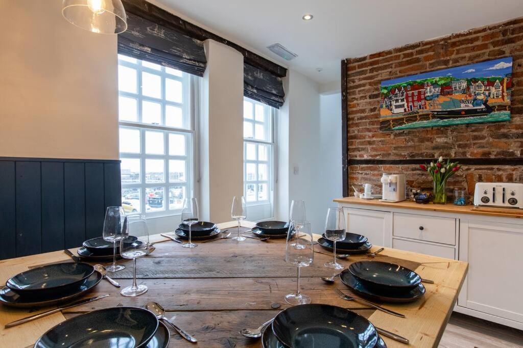 Herring Girl House - Harbourside Property, Sleeps 8 Scarborough Exteriör bild